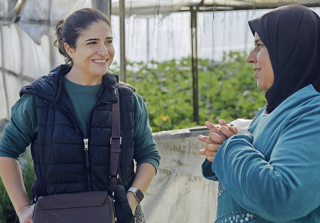 Farah Baroudy (links) im Gesprch mit Buerin Khadijeh Akari.   | Foto: Maria Klenner