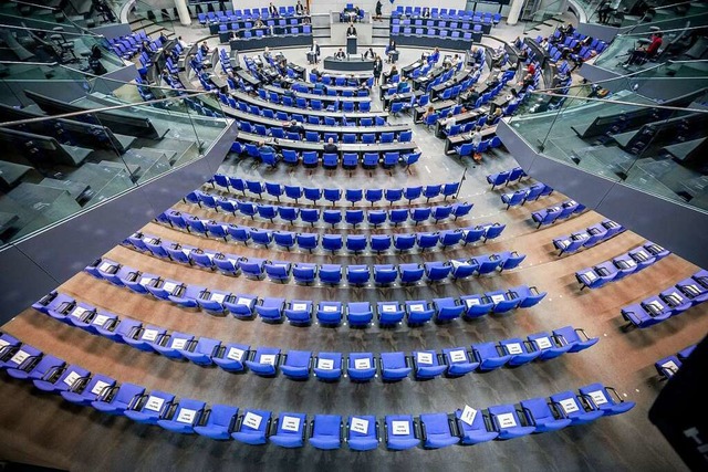 Weniger Sitze als jetzt soll der Bundestag knftig haben.  | Foto: Michael Kappeler (dpa)