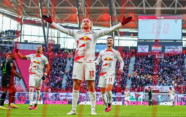 Emil Forsberg (10) lsst sich von den RB-Fans feiern.  | Foto: Jan Woitas (dpa)