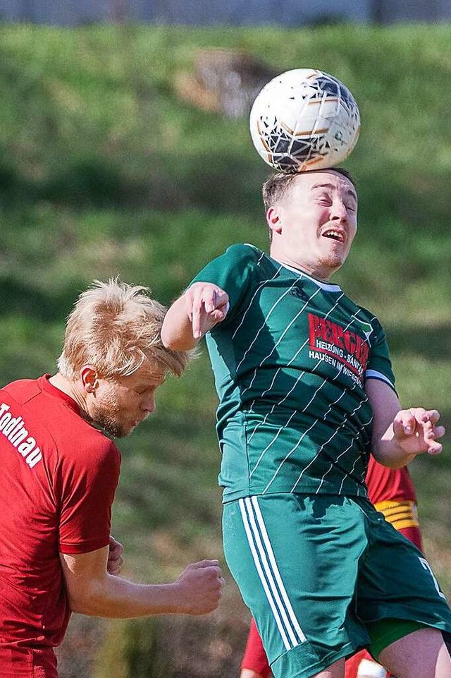 Der Todtnauer Simon Dietsche  (links) ...enber Dustin Heumesser vom FC Hausen.  | Foto: TH Fotografie/Thomas He