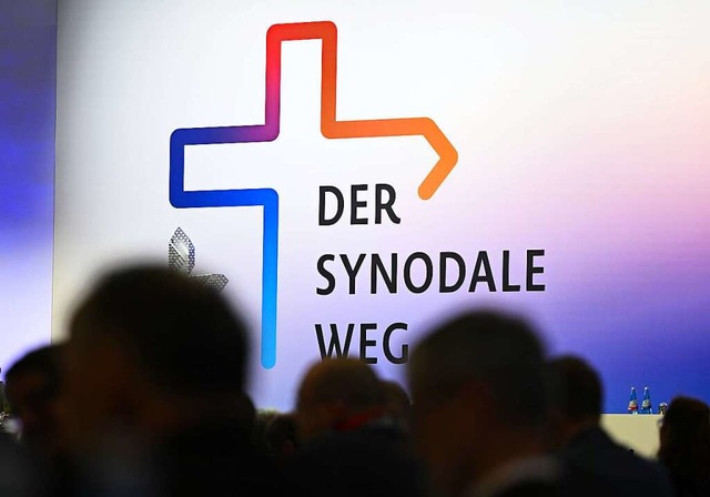 Das Logo des Synodalen Wegs, der am Samstag zu Ende gegangen ist.  | Foto: Arne Dedert (dpa)