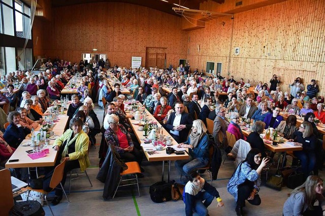 Voll besetzt war die Weinberghalle bei...rkslandfrauentag am Samstagnachmittag.  | Foto: Roland Vitt