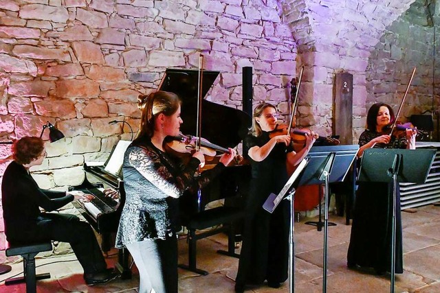 Melanie Bhr (Klavier), Claudia Bhler... ihrem Auftritt im Palais  Wunderlich.  | Foto: Endrik Baublies