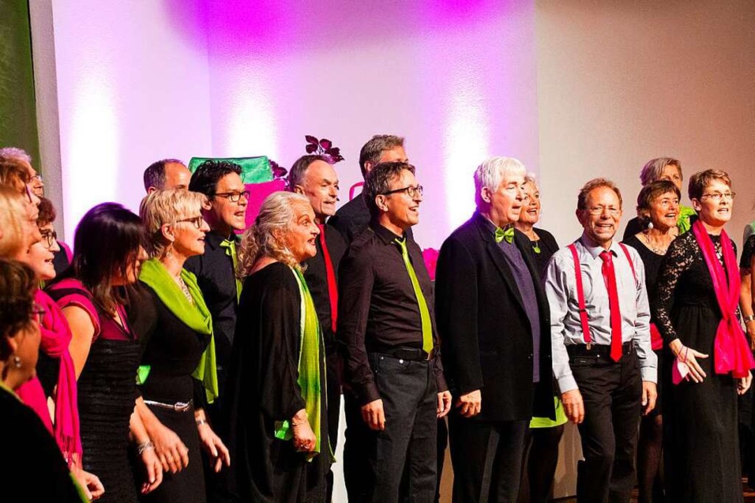 Die Auer Sängerinnen und Sänger in Aktion  | Foto: Hans-Joachim Plau