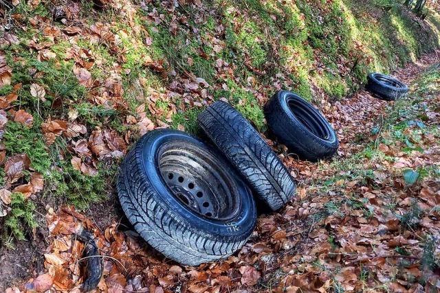 Unbekannter entsorgt Autoreifen am Steinaweg in Bonndorf