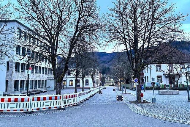 Die Talstrae in Schnau bleibt weiter fr Autos offen und der Schulhof eingezunt