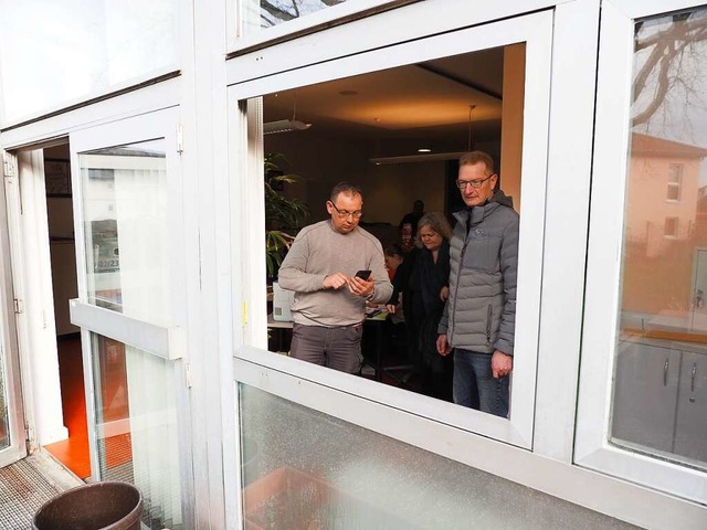 Einbruch in der Emil-Drle-Schule: Br...r schauen sich den Schaden vor Ort an.  | Foto: Michael Haberer