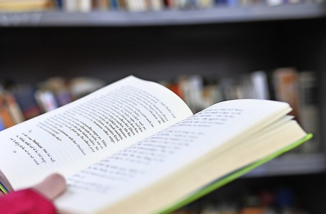 Die Stadtbibliothek Rheinfelden ldt f... Bibliotheken&#8220; ein (Symbolbild).  | Foto: Uwe Anspach (dpa)