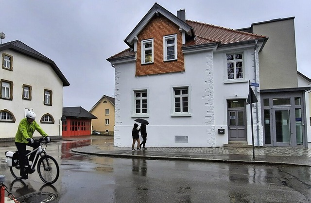 Dank des Anbaus mit Aufzug (rechts) is... Diakonie nun barrierefrei zugnglich.  | Foto: Erika Bader