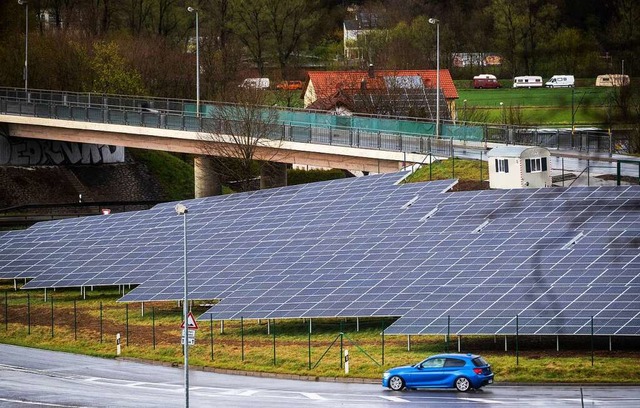 Eine Solaranlage an der Bundesstrae 27 zwischen Tbingen und Stuttgart  | Foto: Christoph Schmidt (dpa)