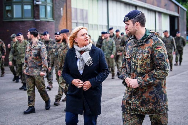 Eva Hgl (SPD), Wehrbeauftragte des De...m Truppenbesuch mit Major Dirk Polter.  | Foto: Sina Schuldt (dpa)