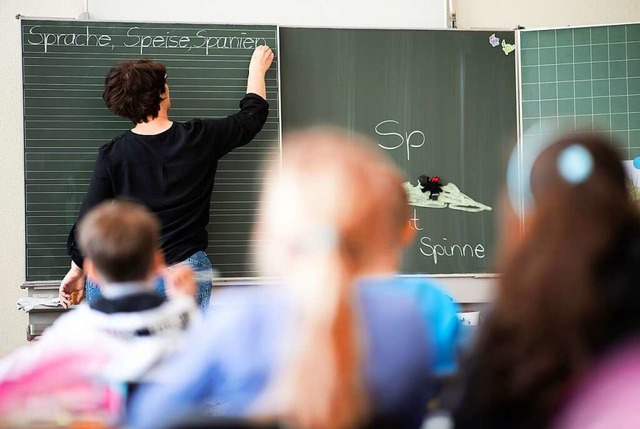 Statt einer sollen ab 2033 zwei Lehrkr... &#8211; das fordert der  Volksantrag.  | Foto: Sebastian Gollnow (dpa)