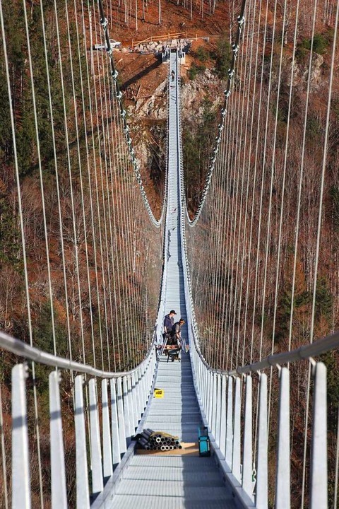 Die neue Hängebrücke in Todtnau verspricht spektakuläre Ausblicke.  | Foto: Raimund Rotzinger