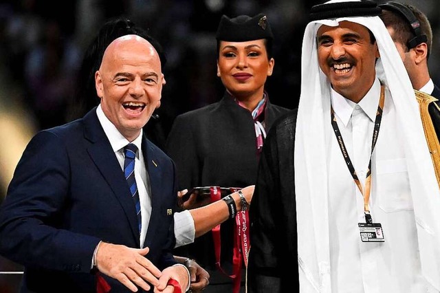 Fifa-Chef Gianni Infantino im Dezember...tar,  Scheich Tamim bin Hamad Al Thani  | Foto: IMAGO/Ulrich Hufnagel