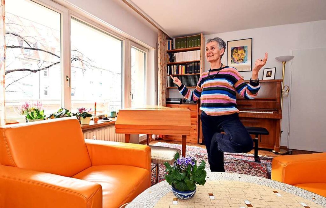 Stehen wie ein Baum: Ingeborg Gleichau...mit immer neuen Ideen für ihre Bücher.  | Foto: Thomas Kunz