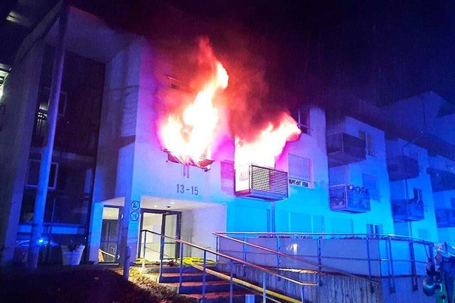 Als die Einsatzkrfte eintrafen, schlugen Flammen aus den Fenstern.  | Foto: Feuerwehr Elzach