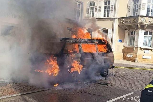 VW-Bus brennt in Müllheimer Innenstadt komplett aus