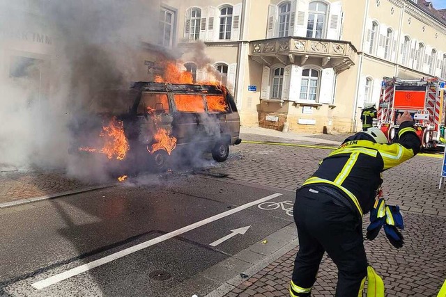 Der alte VW-Bus brannte komplett aus.  | Foto: Volker Mnch