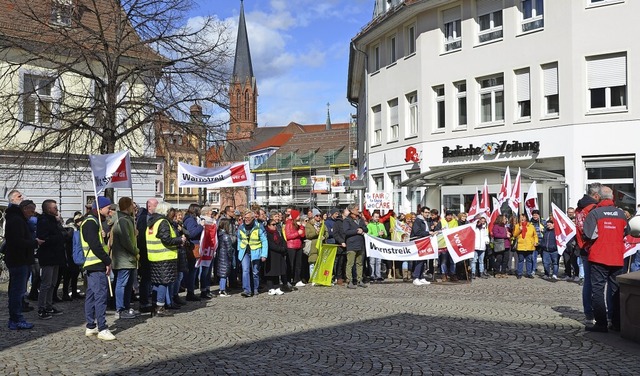 Auf dem kleinen Marktplatz in Emmendin...im Rahmen des Verdi-Warnstreiks statt.  | Foto: Michael Strter