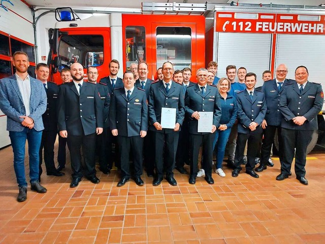 Ihringens Brgermeister Benedikt Ecker...itgliedern der Freiwilligen Feuerwehr.  | Foto: Christine Weirich