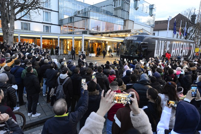 Dicht umlagert war am Mittwoch der Man...bus von Juventus Turin am Rotteckring.  | Foto: Ingo Schneider