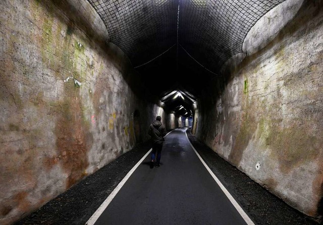 In der Nhe dieses Hohenhainer Tunnels wurde das  gettete Mdchen gefunden.  | Foto: Roberto Pfeil (dpa)