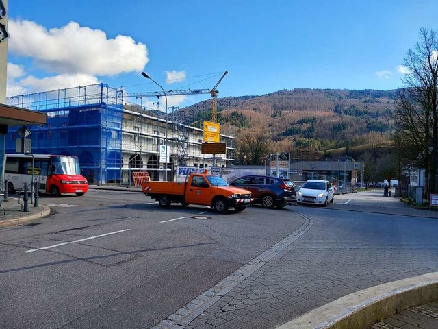 Der viel befahrene Knoten Schopfheimer...s die Baustelle des neuen rztehauses.  | Foto: Axel Kremp