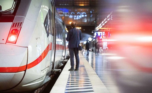 Ein erstes Angebot der Deutschen Bahn ... auch fr Fahrgste bald Folgen haben.  | Foto: Sebastian Gollnow (dpa)