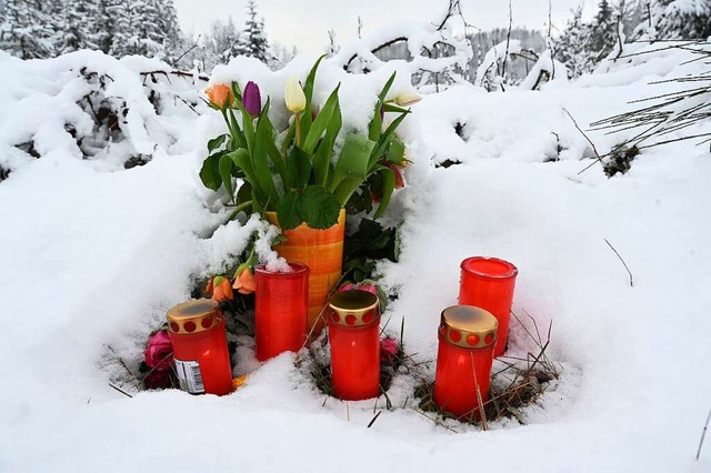 Unbekannte haben am Fundort des ermord...gen Mdchens Luise Blumen aufgestellt.  | Foto: Roberto Pfeil (dpa)