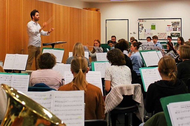 Unter Leitung von Dirigent Nicholas Re...nzerkapelle fr Konzert und Wettkampf.  | Foto: Elena Scheffels