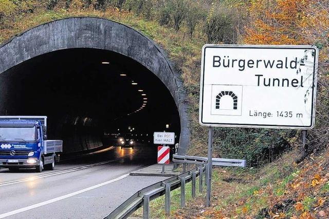 Schwertransport beschädigt Lüfter: Bürgerwaldtunnel in Waldshut-Tiengen gesperrt