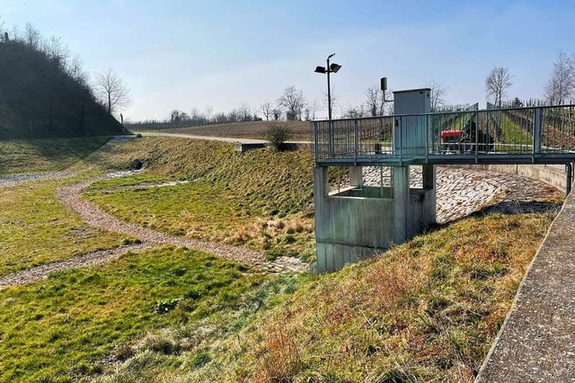 Regenrckhaltebecken, wie hier am Tuni...berflutungen bei Starkregen schtzen.  | Foto: Mario Schneberg