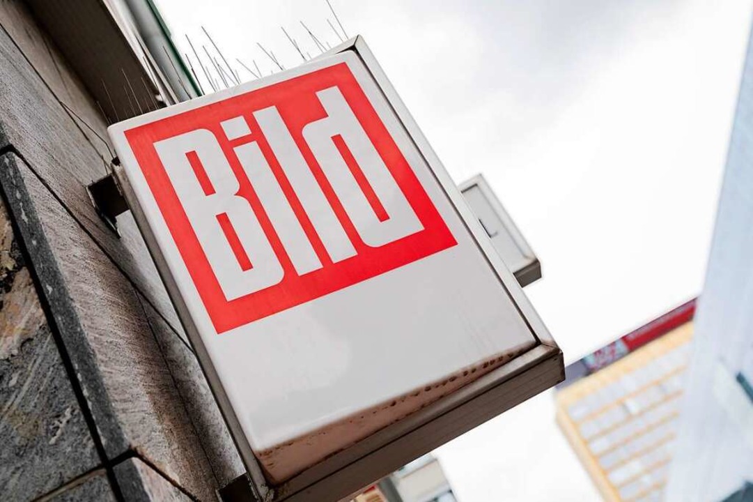 Das Logo der Boulevardzeitung &#8222;B...s  (hinten r) an einem Kiosk zu sehen.  | Foto: Christoph Soeder (dpa)