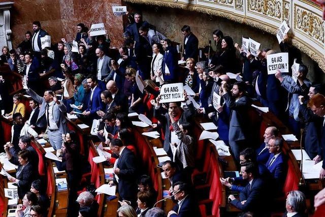 Frankreichs Regierung drückt Rentenreform durchs Parlament