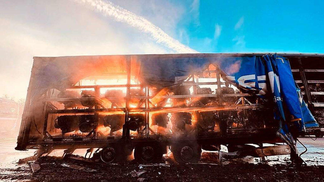 Auf der Autobahn A5 in Hhe von Neuenburg hat ein Sattelauflieger gebrannt.  | Foto: Feuerwehr Bad Krozingen