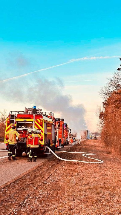 Auf der Autobahn A5 in Höhe von Neuenburg hat ein Sattelauflieger gebrannt.  | Foto: Feuerwehr Bad Krozingen