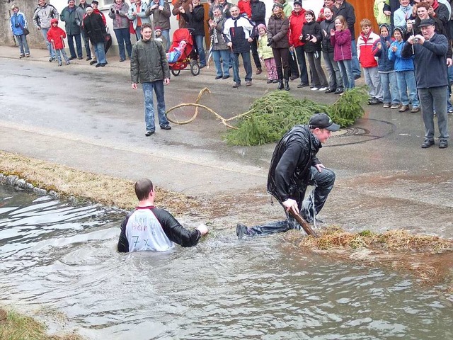 Am Brensonntag geht es nass zu. Die T... war. Unsere Aufnahme stammt von 2008.  | Foto: Ilona Seifermann