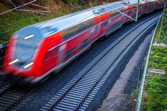 Wie dieser Nahverkehrszug mit Ziel Sch...Deutschlandticket auf der Zielgeraden.  | Foto: Jens Bttner (dpa)