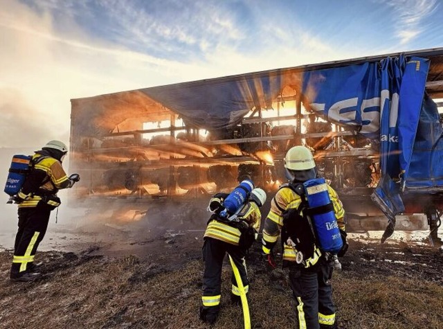 Die Freiwillige Feuerwehr lschte den Brand am Auflieger.   | Foto: Feuerwehr Bad Krozingen