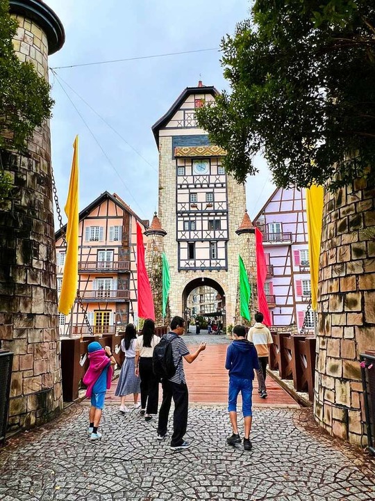 Blick auf die Zugbrcke und den Eingang von Colmar Tropicale.  | Foto: Carola Frentzen (dpa)