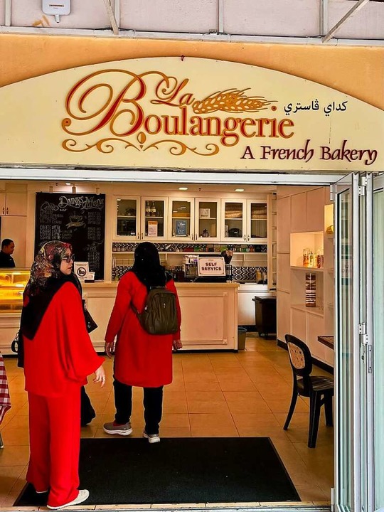Besucherinnen betreten die Boulangerie.  | Foto: Carola Frentzen (dpa)