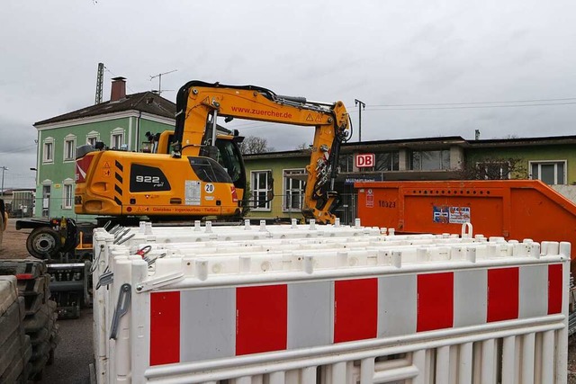 Die Bauarbeiten am Mllheimer Bahnhof ...tzt wird gerade der Klemmbach verlegt.  | Foto: Alexander Huber