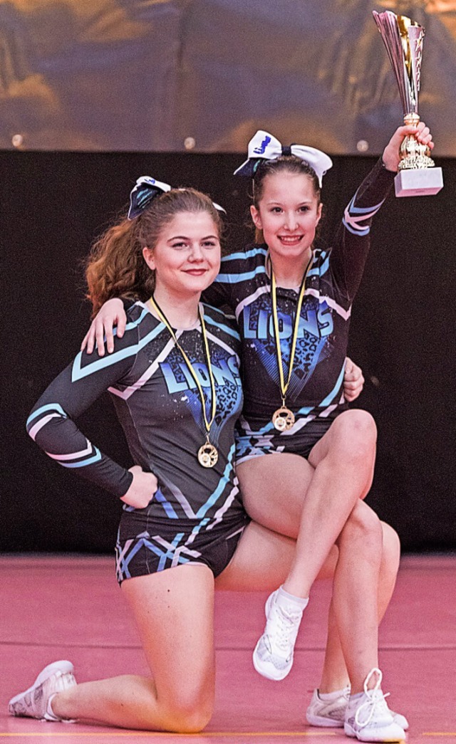 Gold im Junior AllGirl Partnerstunt: Maxine Kunz (links) und Paula Kiefer  | Foto: Tobias Schwarz