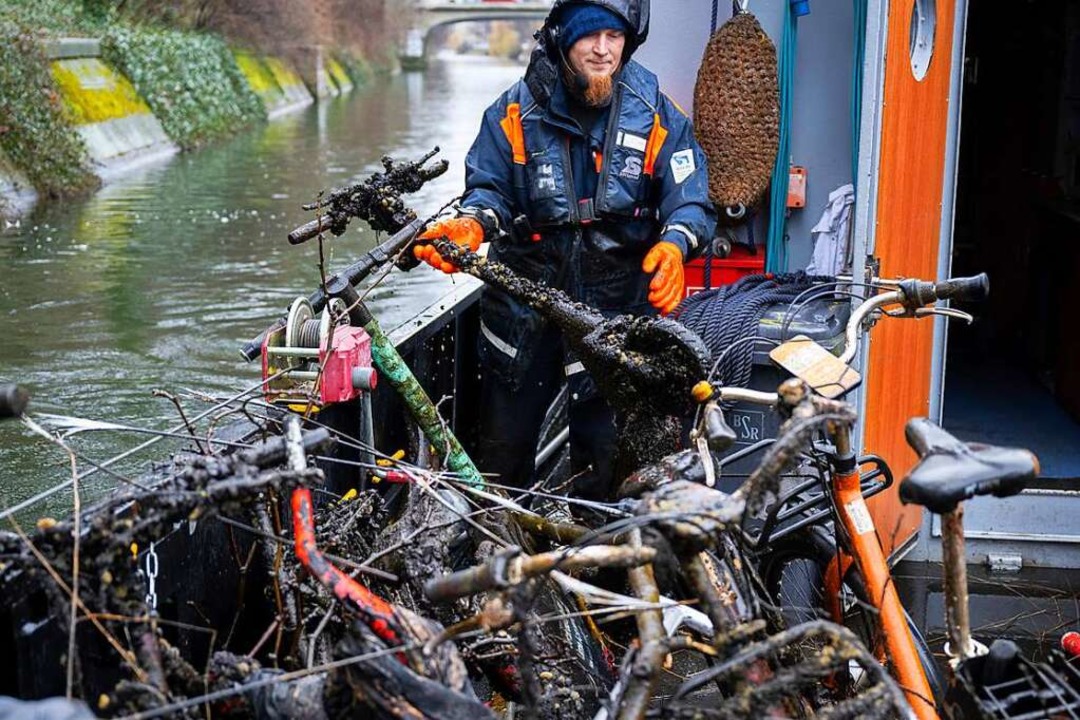 Fahrrder, Teppiche, Leihroller, Sthl... und macht beim Aufrumen viel Arbeit.  | Foto: Monika Skolimowska (dpa)