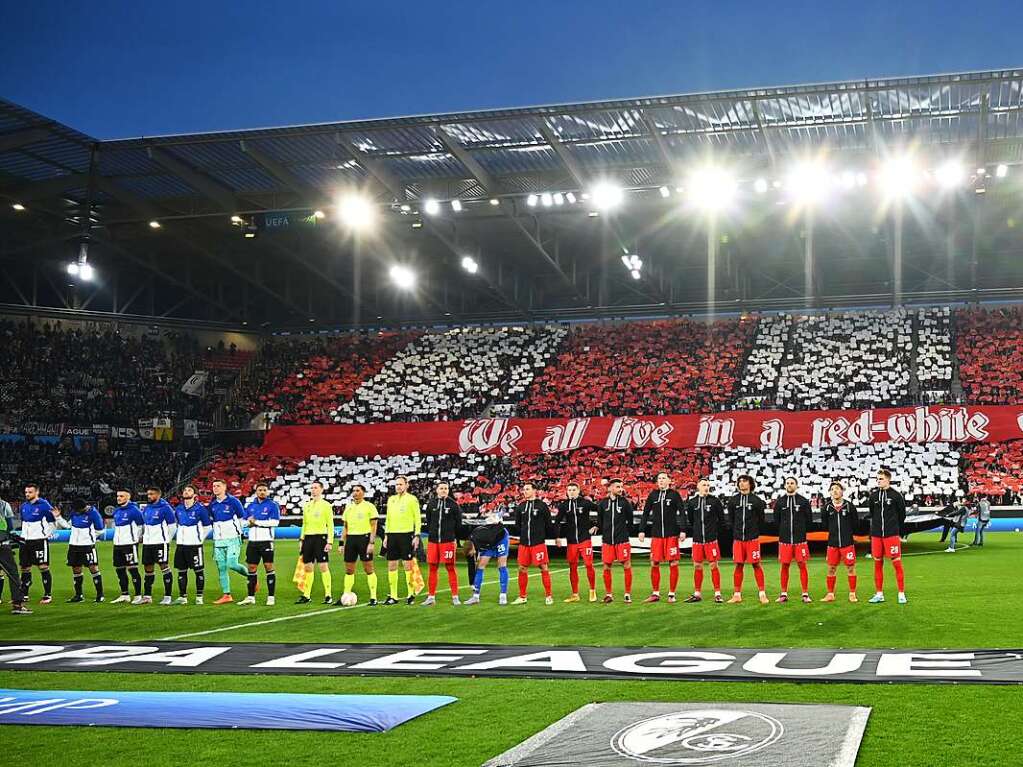 Ein Stadion in Rot und Wei: Was fr eine Choreografie.