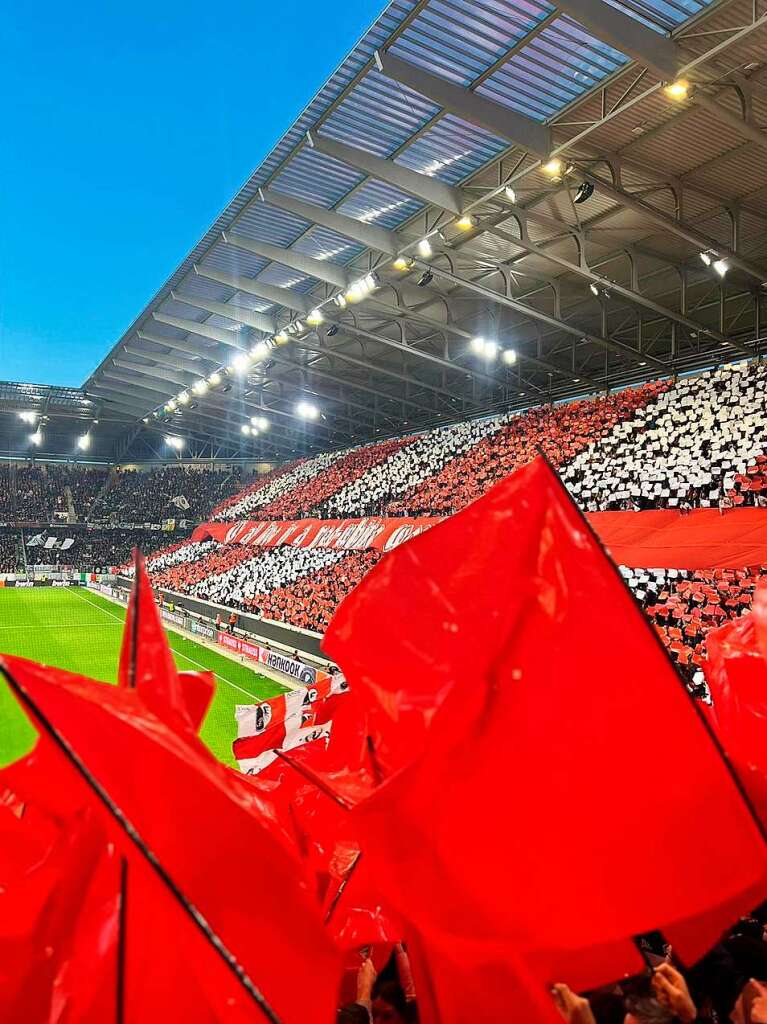 Ein Stadion in Rot und Wei: Was fr eine Choreografie.