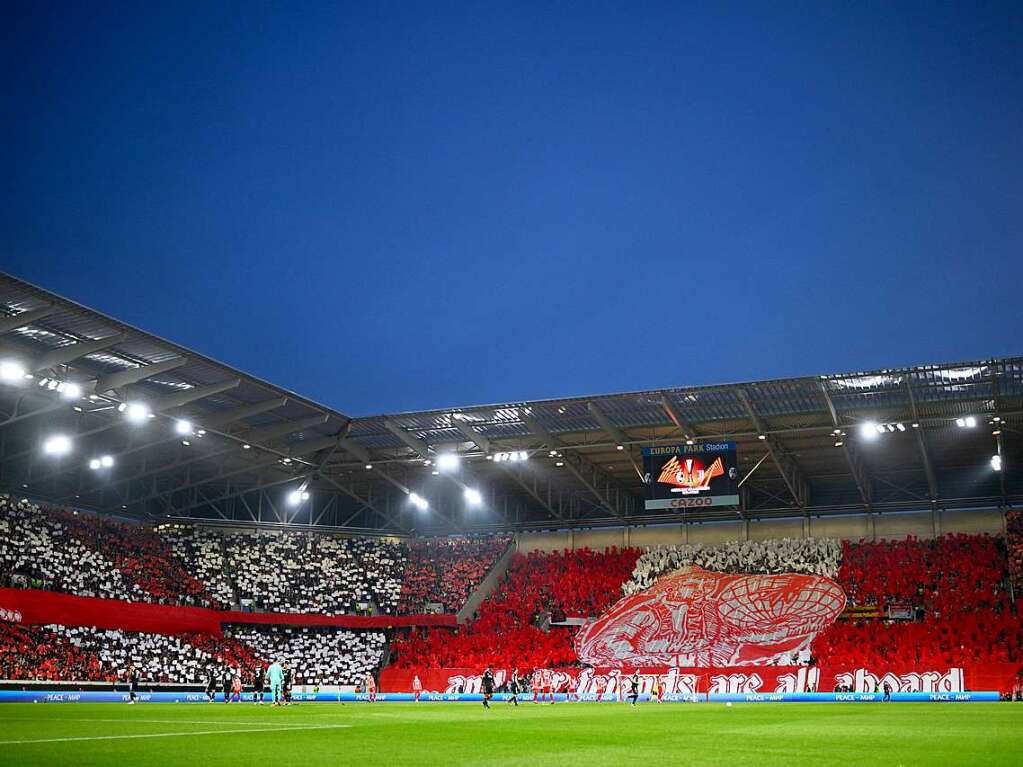 Ein Stadion in Rot und Wei: Was fr eine Choreografie.