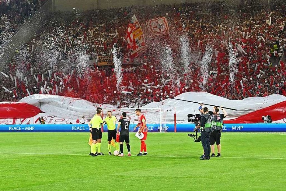 Mit einer großen Choreografie auf der Südtribüne des Freiburger Stadions sorgen die Fans für einen tollen Rahmen im ersten Europa-League-Spiel seit neun Jahren für den SC. Zu Gast ist Qarabag Agdam aus Aserbaidschan (Foto: Achim Keller) Mit einer großen Choreografie auf der Südtribüne des Freiburger Stadions sorgen die Fans für einen tollen Rahmen im ersten Europa-League-Spiel seit neun Jahren für den SC. Zu Gast ist Qarabag Agdam aus Aserbaidschan (Foto: Achim Keller)