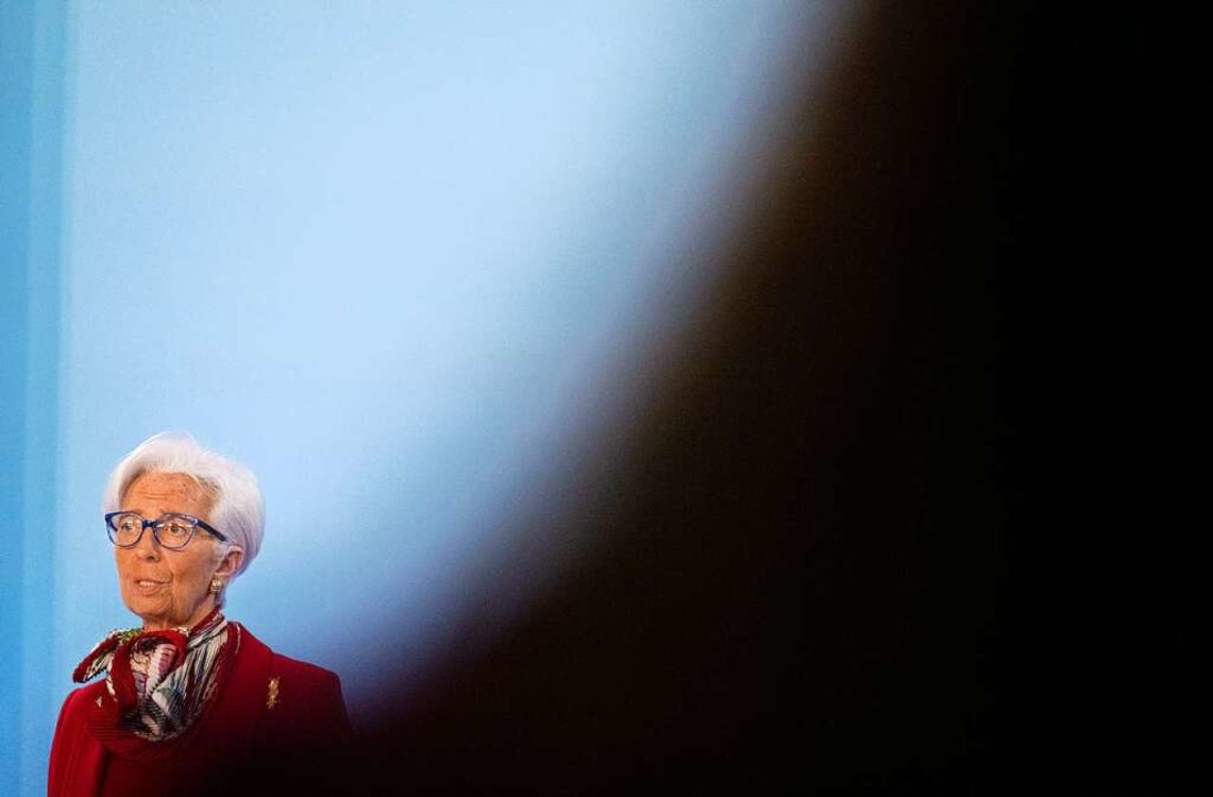 EZB-Präsidentin Christine Lagarde verk...ie Zinserhöhung um 0,50 Prozentpunkte.  | Foto: Boris Roessler (dpa)