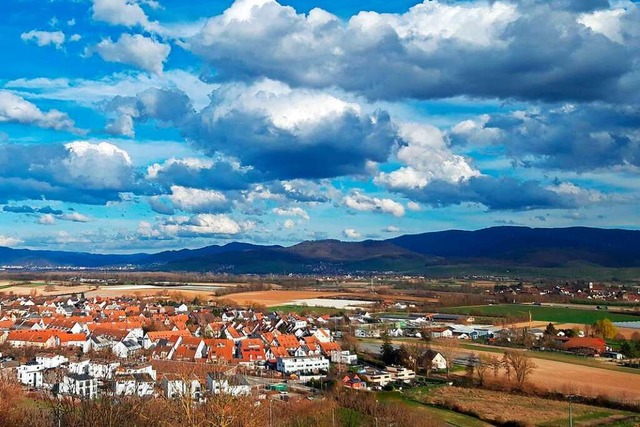 Dieses Foto mit aufziehenden Gewitterw...11; das geplante Baugebiet Rossbchle.  | Foto: Hans-Martin Schaller